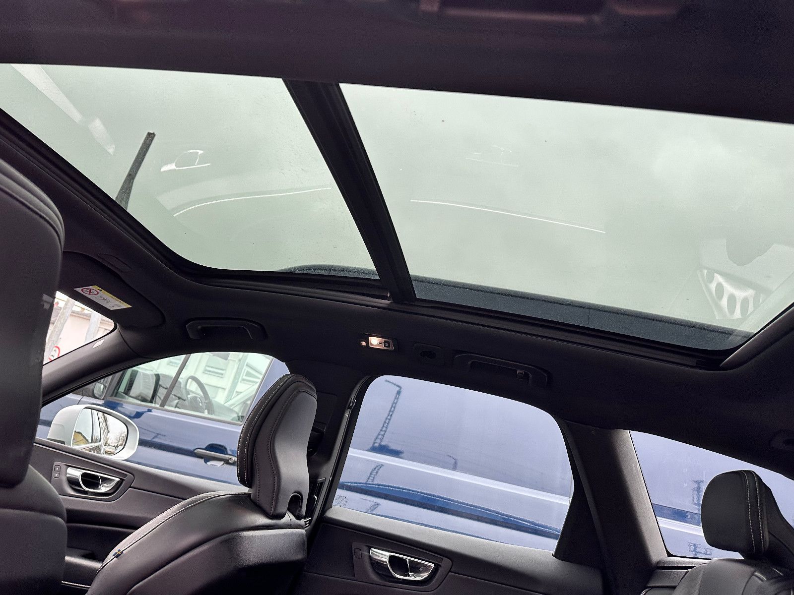 Fahrzeugabbildung Volvo XC60 T5 R DESIGN AWD*PANO+AHK+LED*