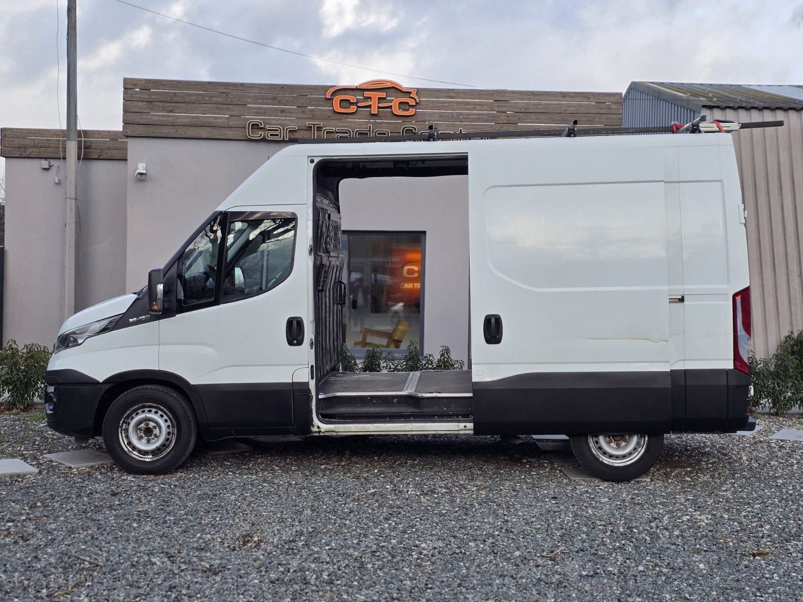 Fahrzeugabbildung Iveco Daily Kasten L3H2/Radstand 3520/AHK 3,5t/TÜV-NEU
