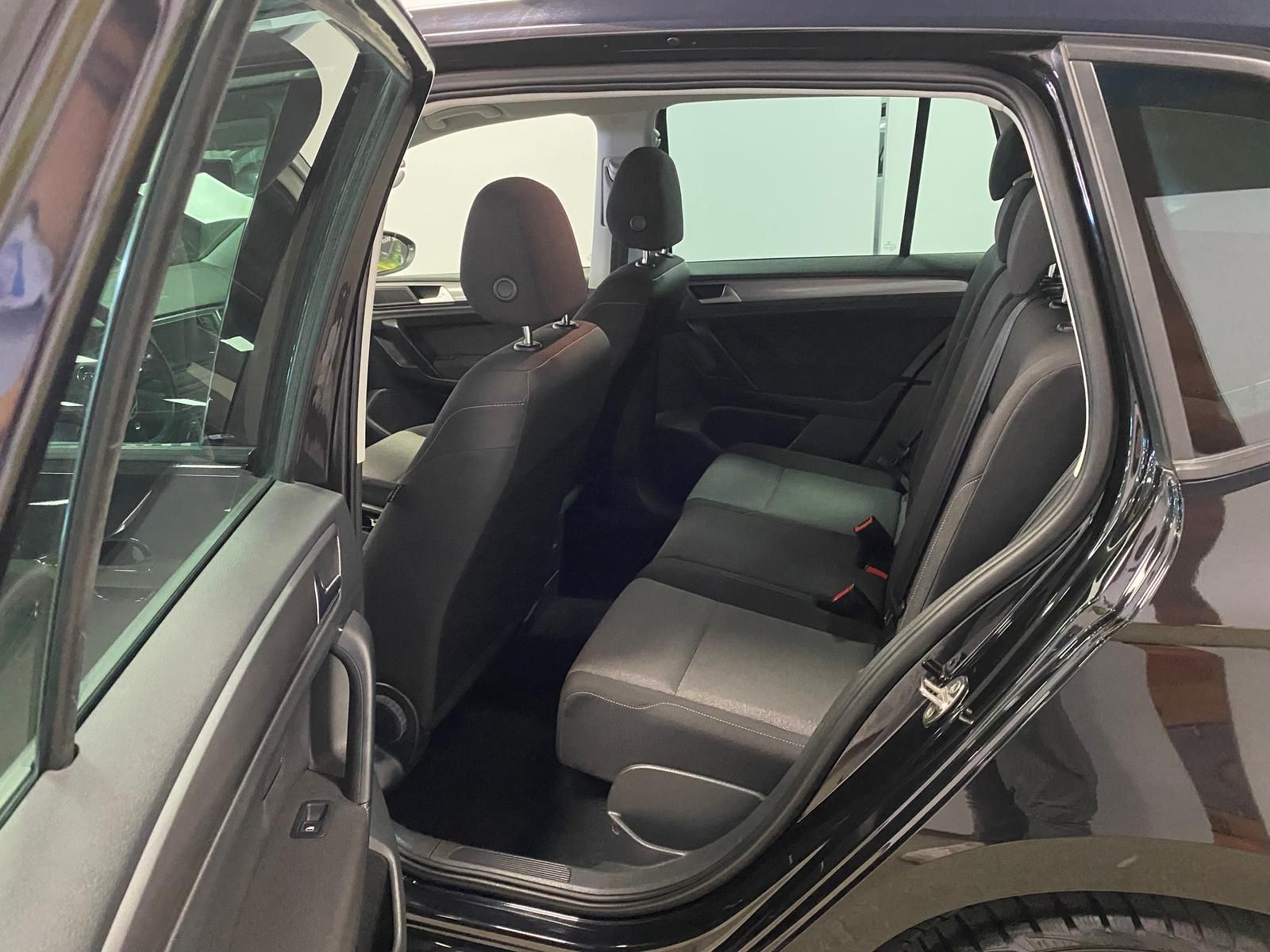 Fahrzeugabbildung Volkswagen Golf VII SPORTSVAN 1.2 TSI+ACC+SITZHEIZ+GARANTIE