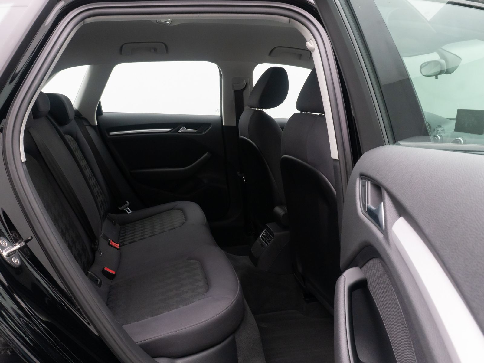 Fahrzeugabbildung Audi A3 Attraction PDC KlimaAut HiFi Sitzheizung LM