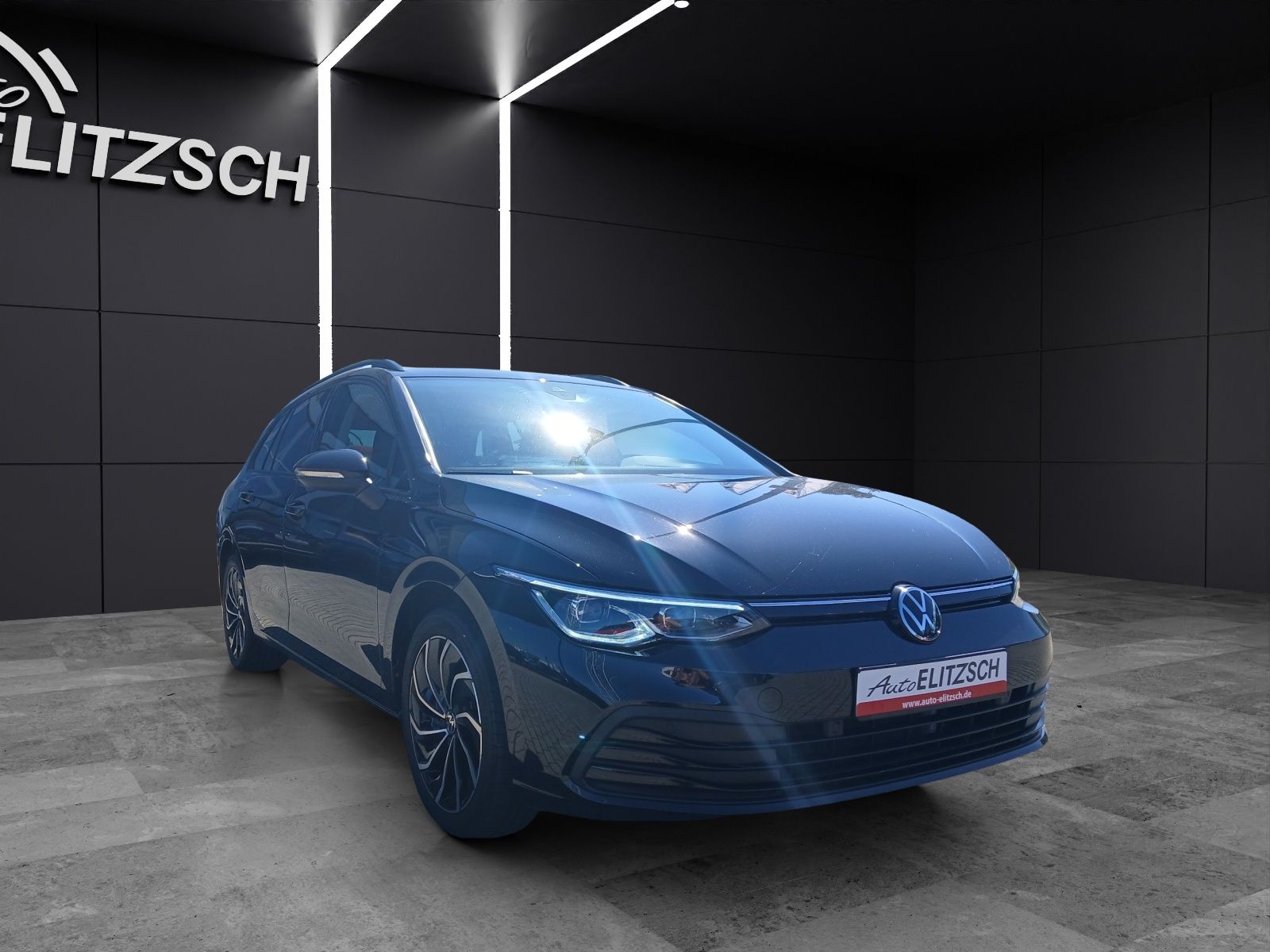 Fahrzeugabbildung Volkswagen Golf VIII Variant TSI Life Matrix AHK Navi AID A