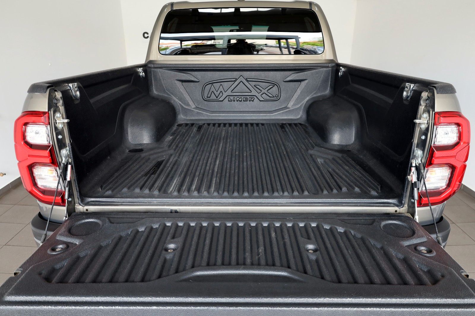 Fahrzeugabbildung Toyota Hilux 2.8 D-4D Invincible,4x4,ACC,SR+Allterrain