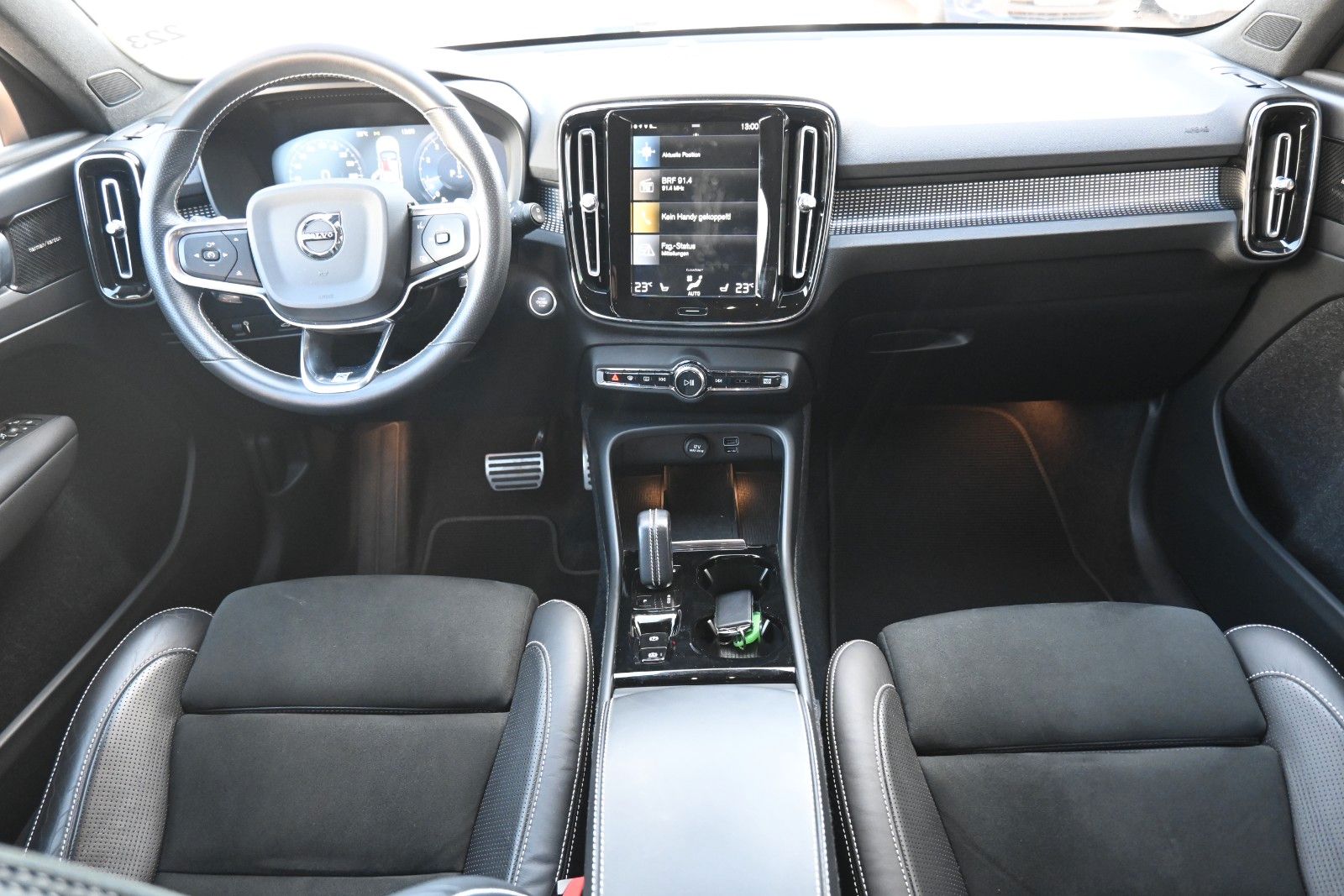 Fahrzeugabbildung Volvo XC40 T4 FWD Autom. R-Design*FSHZG*H&K*RFK*ACC*