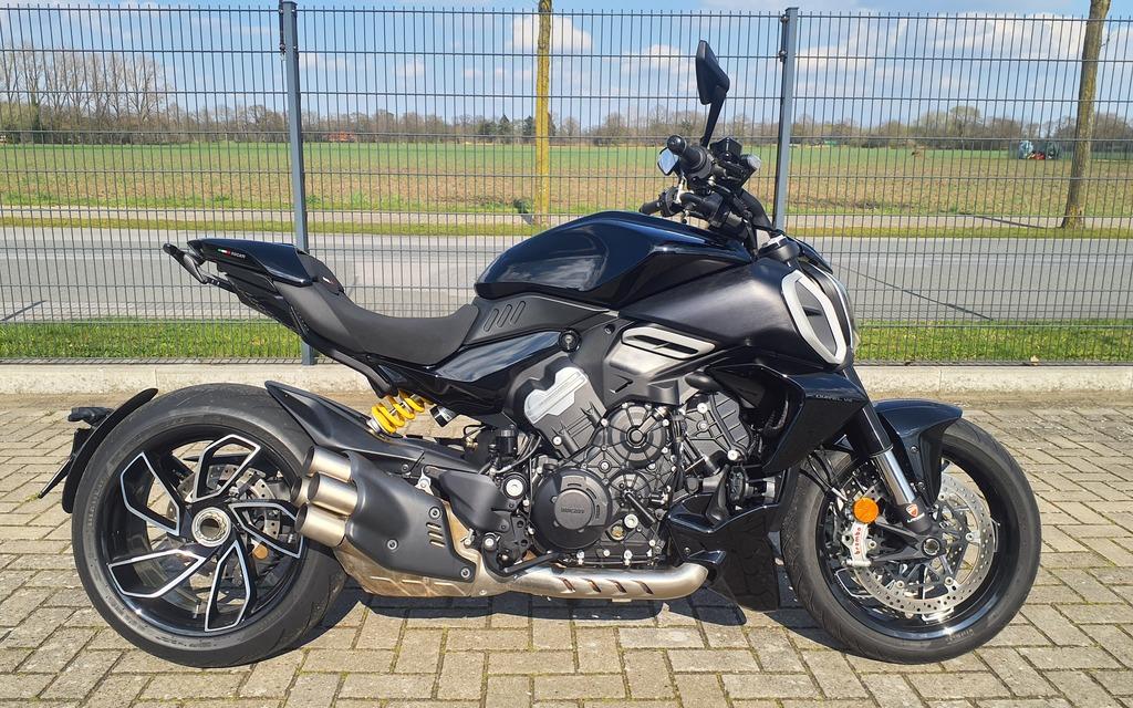 Ducati DIAVEL V4 + HELM