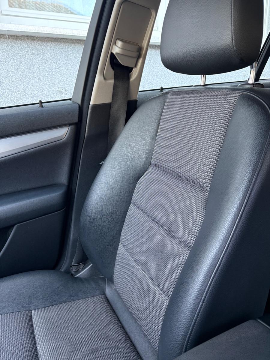 Mercedes-Benz C200 2010 — photo 11