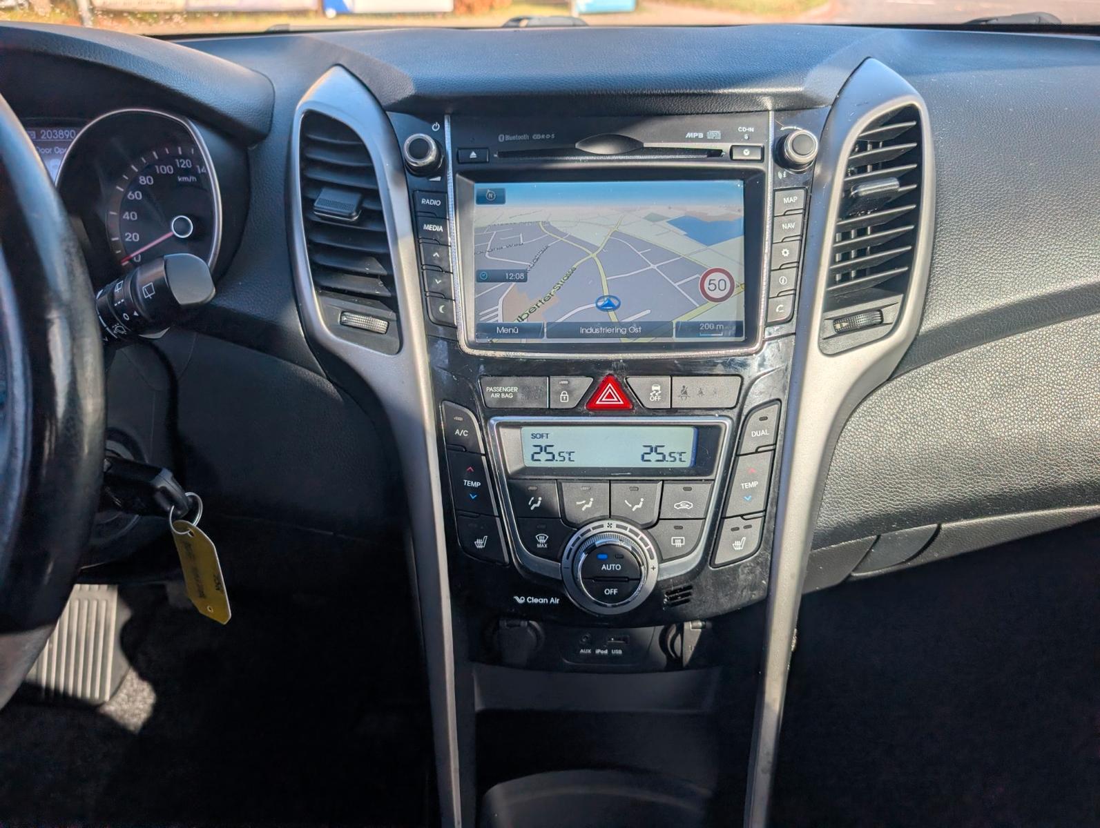 Hyundai i30 2014 — photo 31