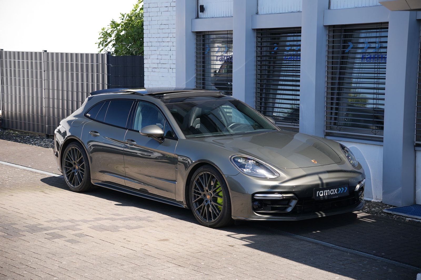 Porsche Panamera 4 E-Hybrid Sport Turismo SportDesignPak