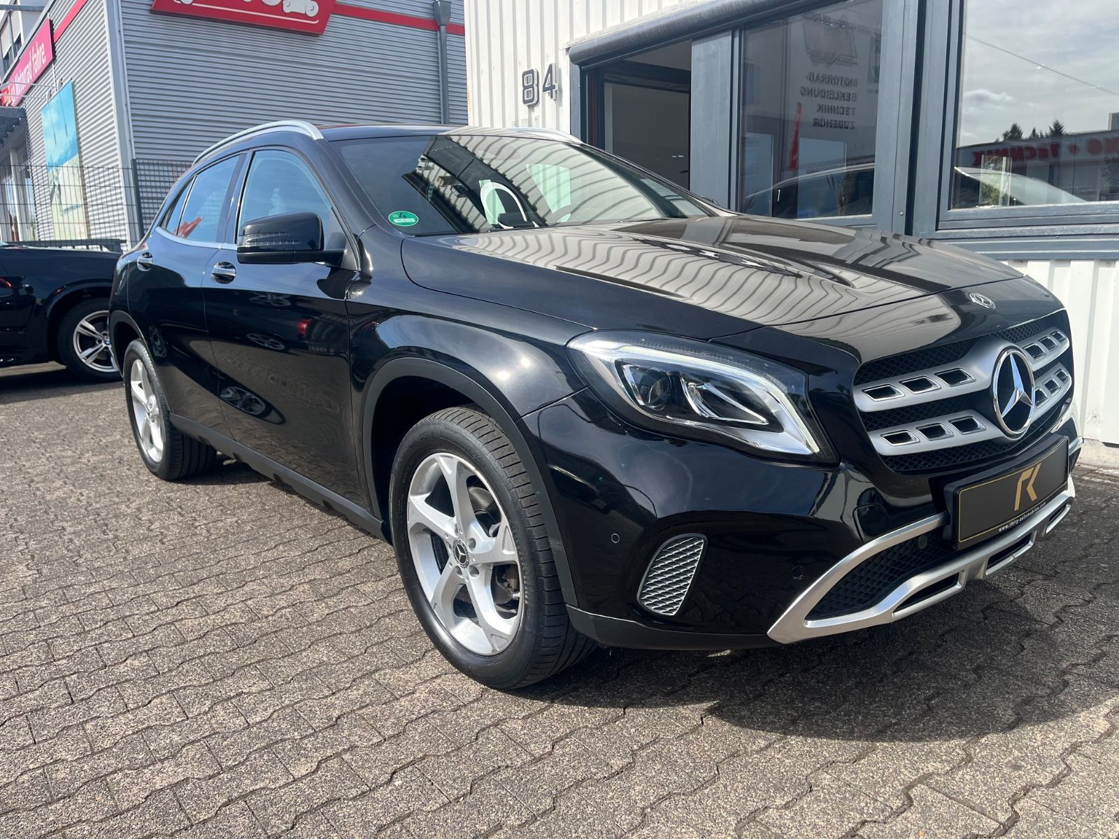 Mercedes-Benz GLA 180 Automatik-Navi-LED-PDC-Sportsitze – Bild 2