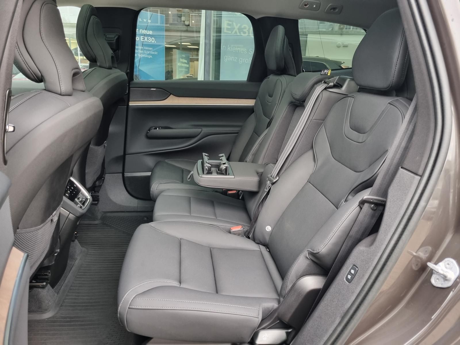 Fahrzeugabbildung Volvo EX90 TWIN AWD Ultra 7-Sitzer 'Ganzjahresreifen,