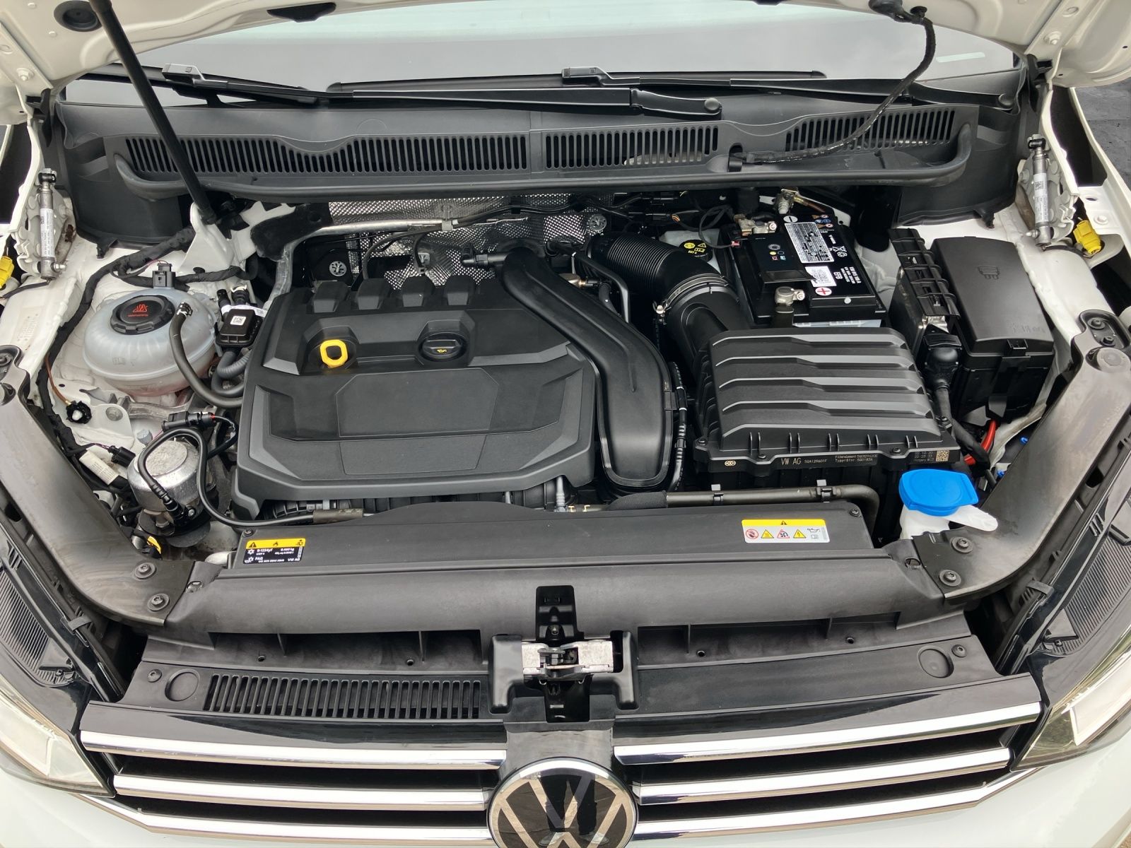 Fahrzeugabbildung Volkswagen Touran Comfortline DSG LED ACC 16" PDC SHZ WeCon