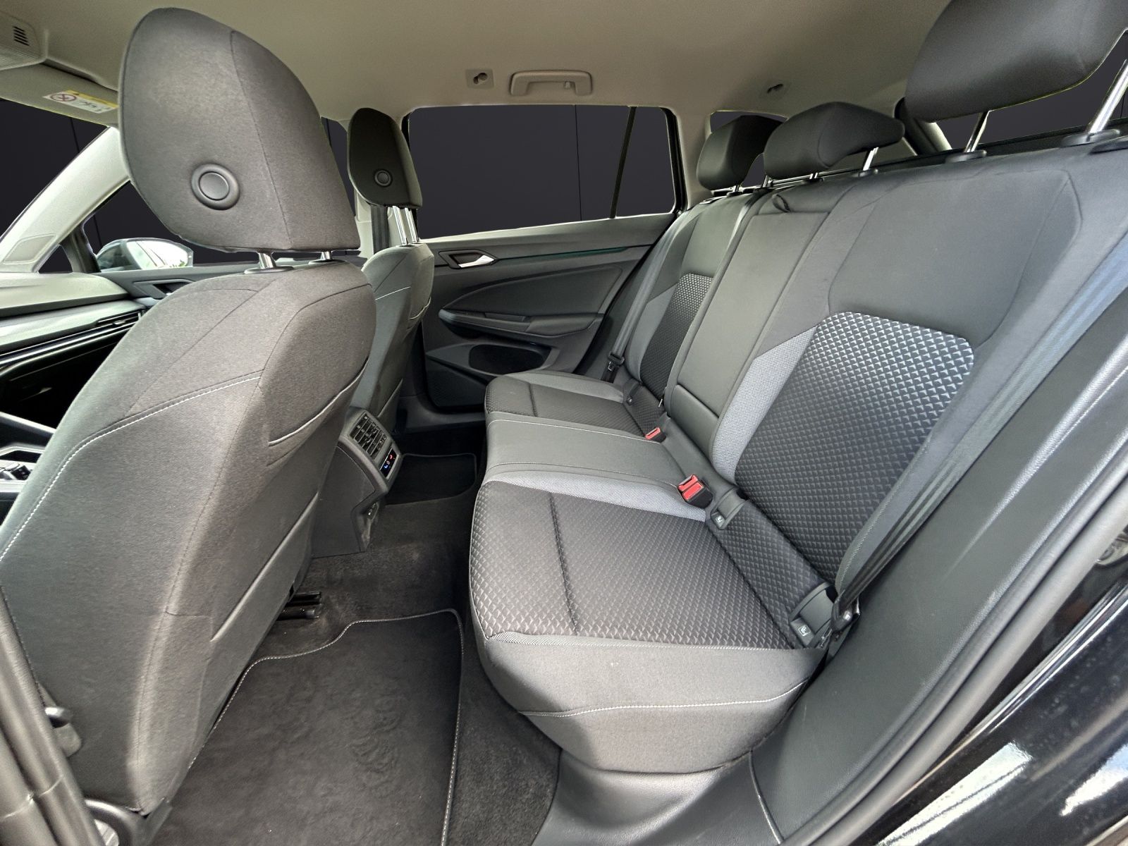 Fahrzeugabbildung Volkswagen Golf VIII Variant Active eTSI LED RFK Navi ACC S