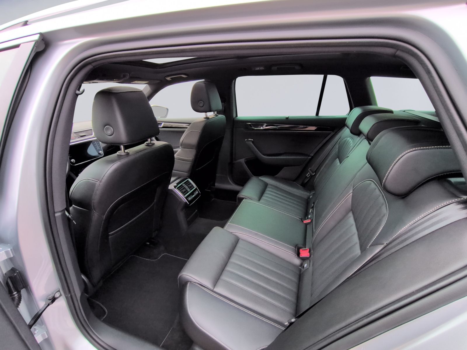 Superb Combi 2.0 TSI DSG 4x4 L&K STHZ+AHK