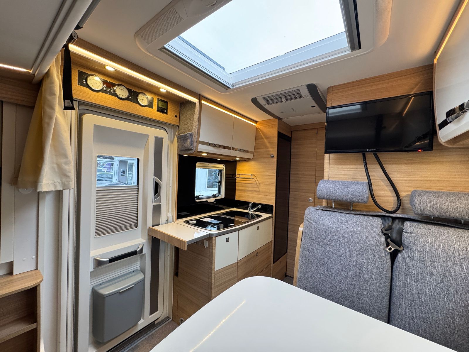 Fahrzeugabbildung Dethleffs Globebus I 006 GT PAKET WHITE 9GT SAT DACHKLIMA