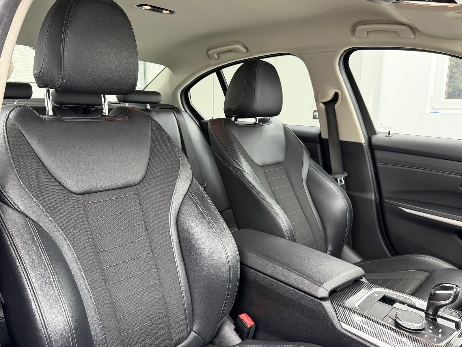 Fahrzeugabbildung BMW 330i LIMOUSINE/SPORT/LIVE COC/HiFi/AMBIENTE/H&R