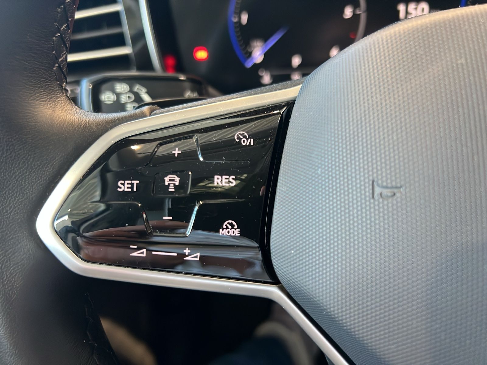 Fahrzeugabbildung Volkswagen Touareg TDI Elegance Matrix AHK HUD Luft Pano AI