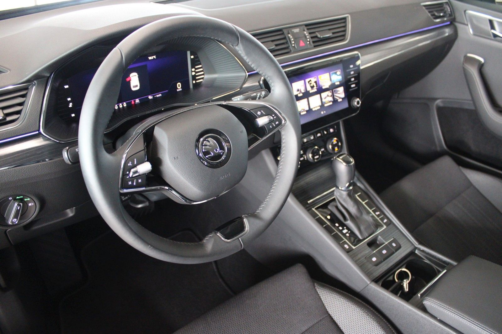 Fahrzeugabbildung SKODA Superb 2.0 TDI DSG STYLE COMBI LED AHK ACC uvm.