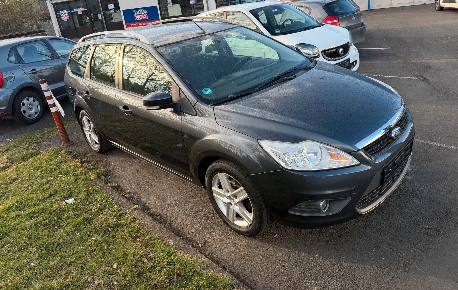 Ford Focus 2010 — interior