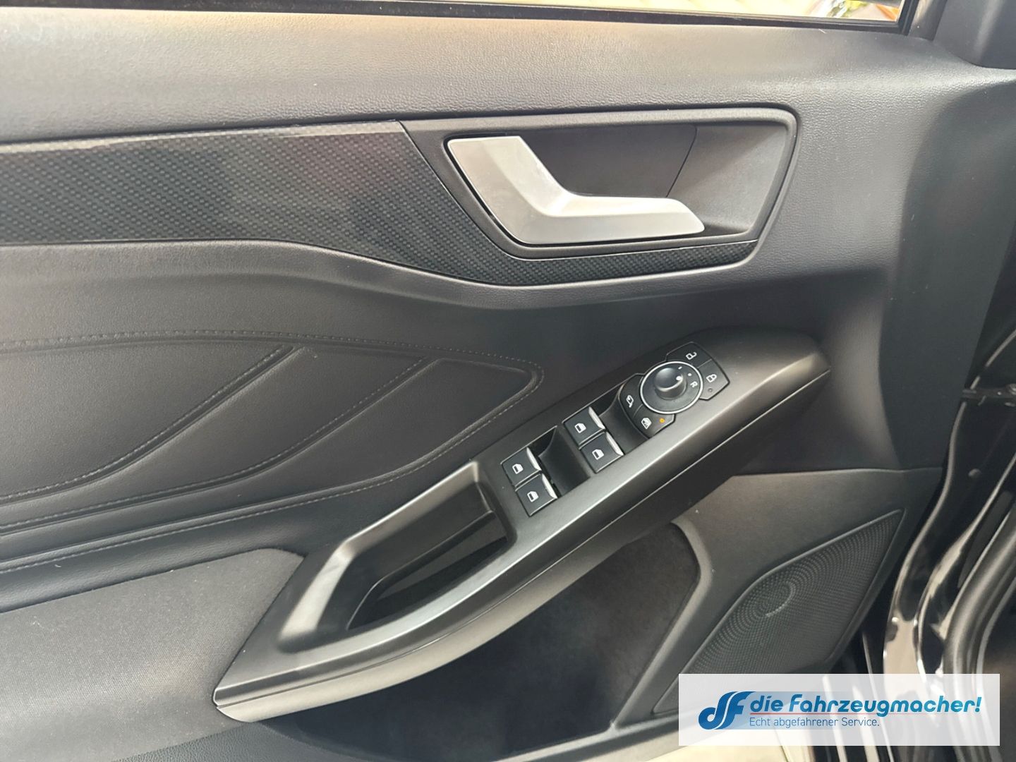 Fahrzeugabbildung Ford Focus ST-Line Navi LED ACC Apple CarPlay Android