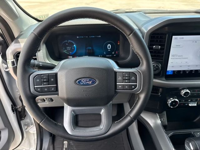 Ford F 150 Lightning XLT 2025 weiss im Vorlauf