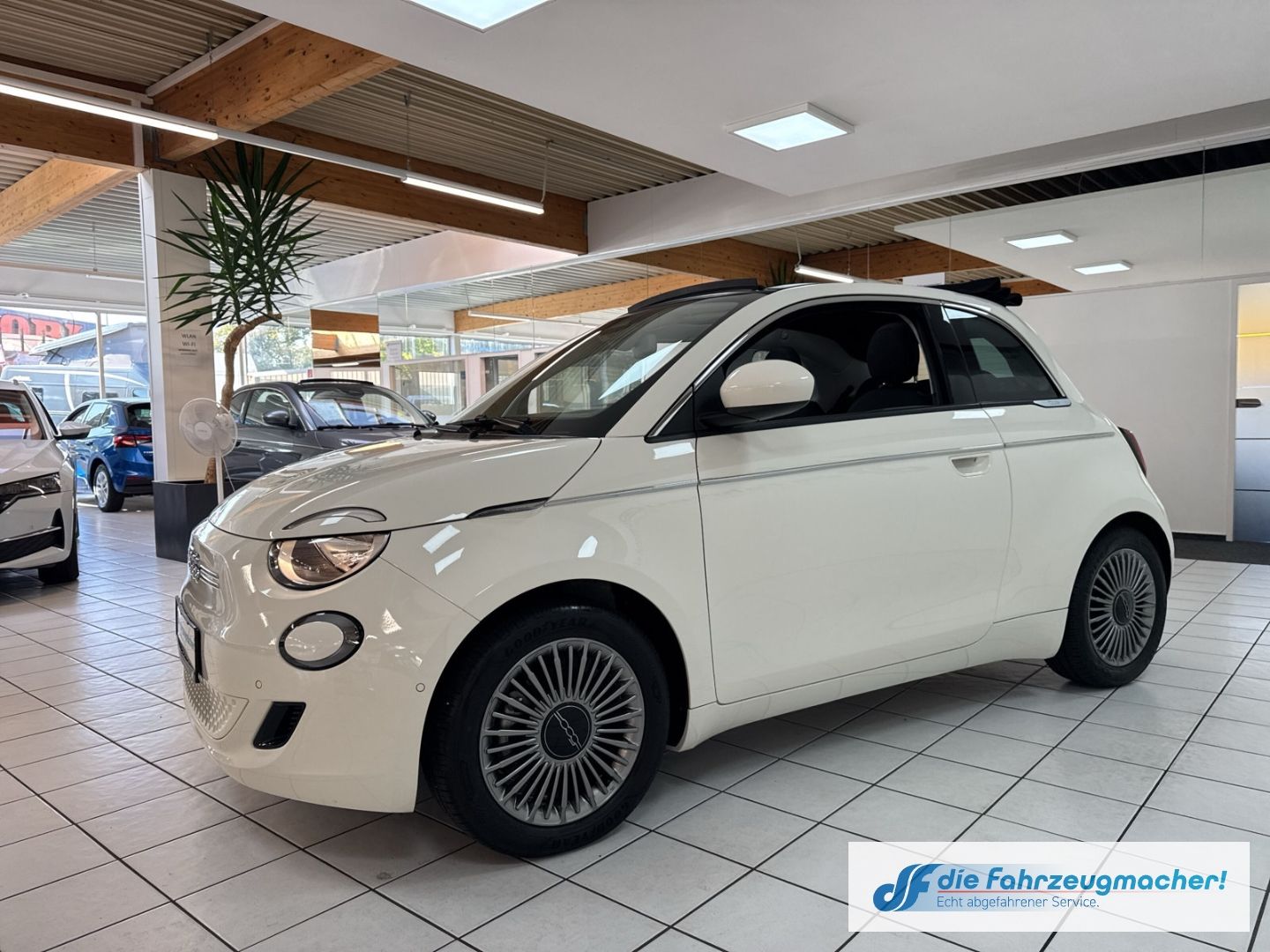 Fahrzeugabbildung Fiat 500 e Apple CarPlay Android Auto Klimaautom Fah