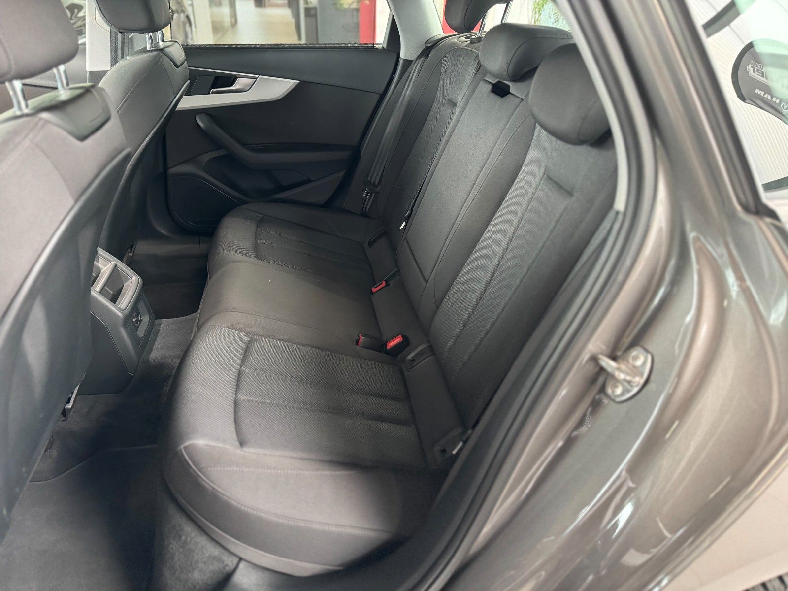 Fahrzeugabbildung Audi A4 Avant 40 2.0 TFSI advanced "Business-Paket"