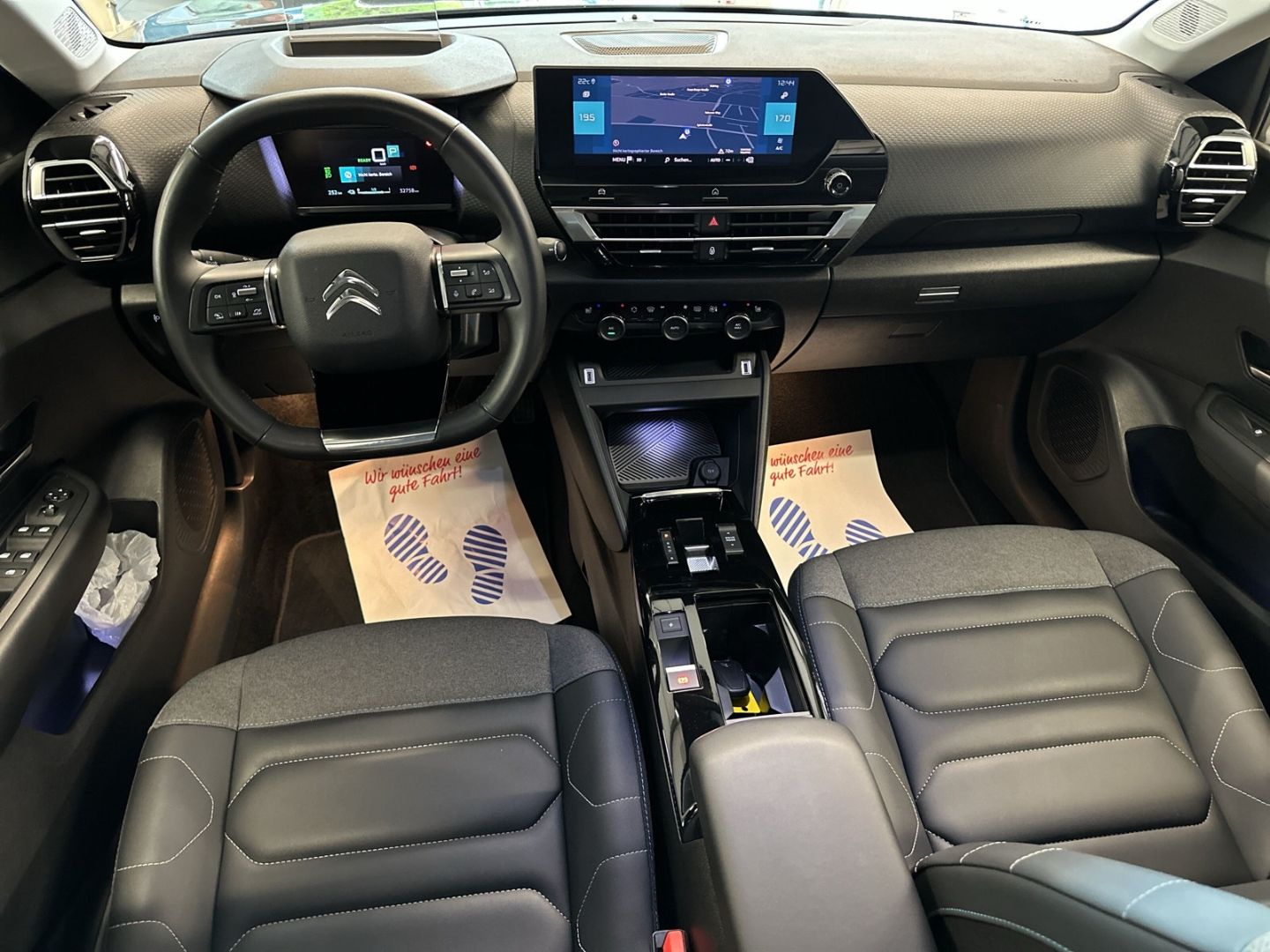 Fahrzeugabbildung Citroën C4 e- Shine 100 Navi 360 Kamera SHZ CarPlay DAB