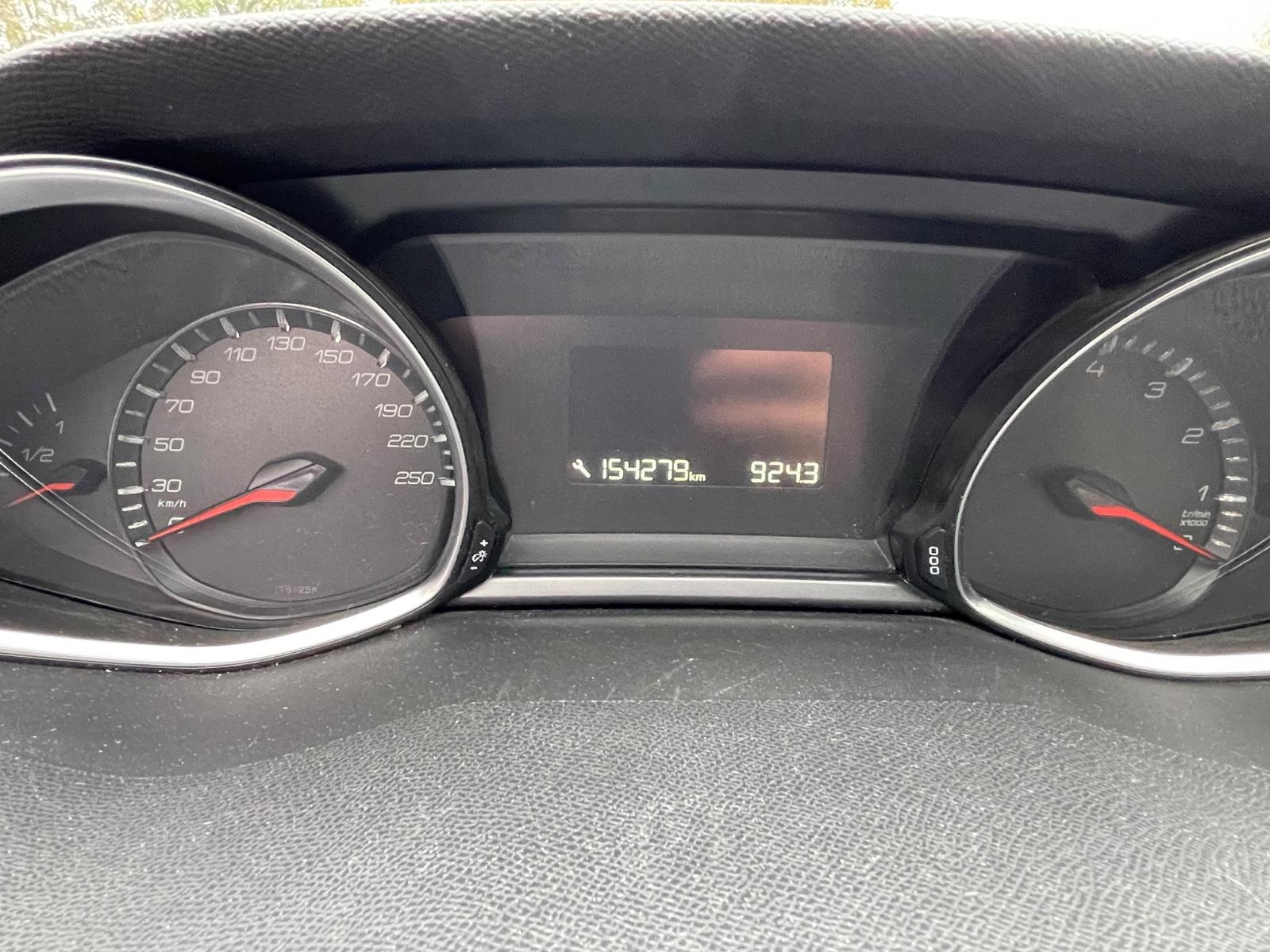 Peugeot 308 2015 — photo 25