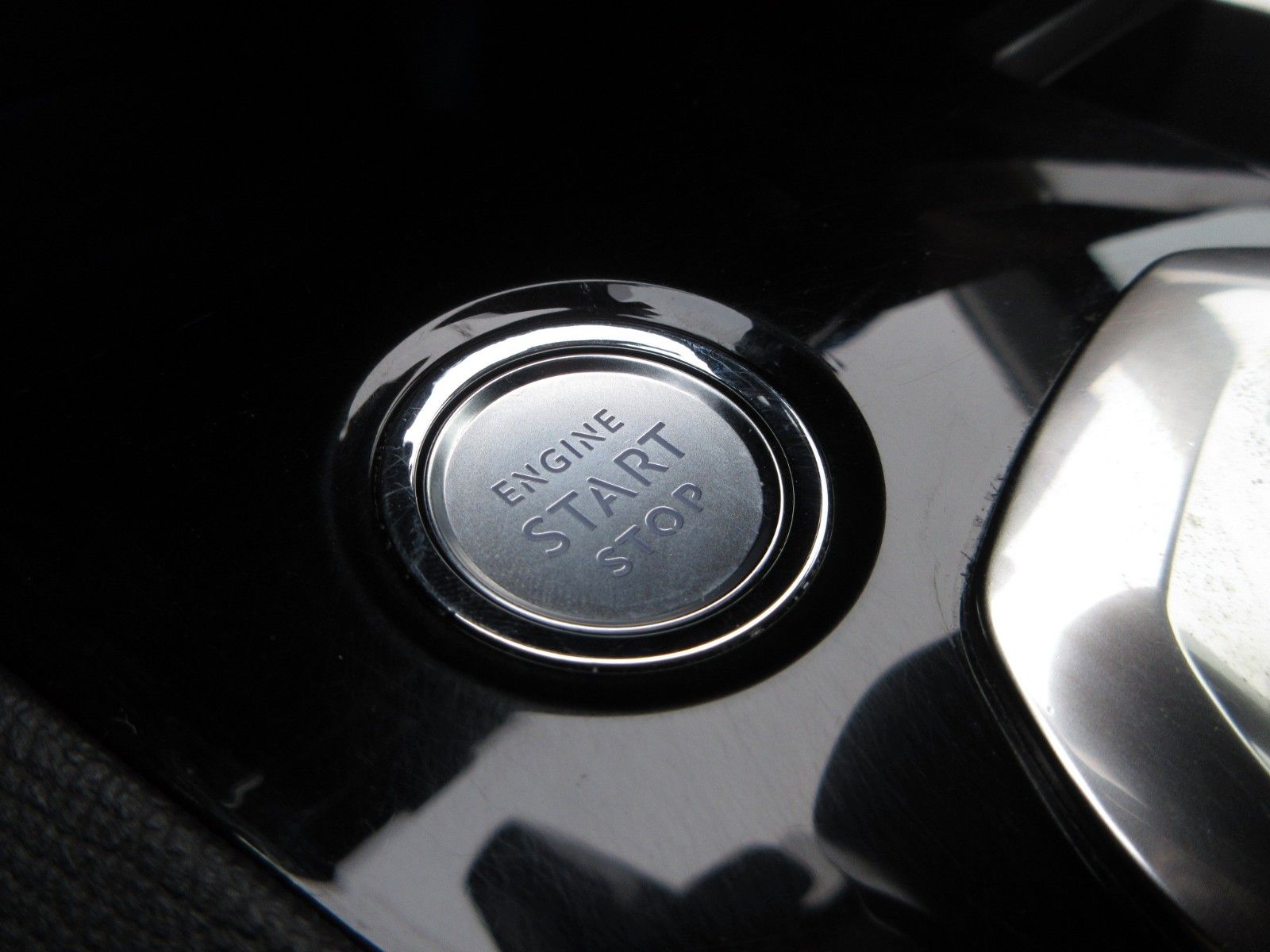 Fahrzeugabbildung Peugeot 5008 Allure Pack 1.5D LED/NAVI/AHK/PDC/R´CAM