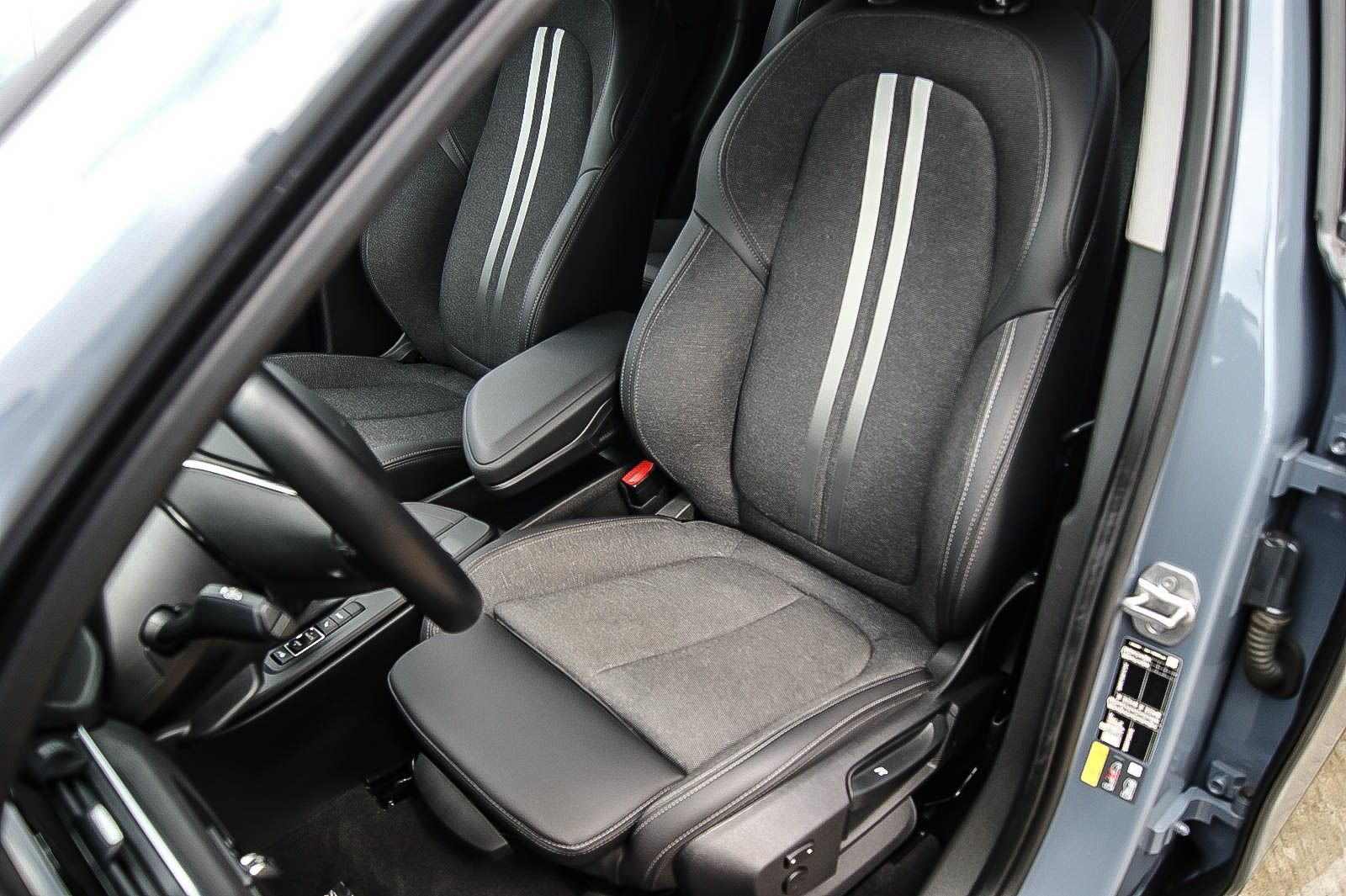 Fahrzeugabbildung BMW X1 xDrive 25e Advantage STORM BAY INDIVIDUAL LED