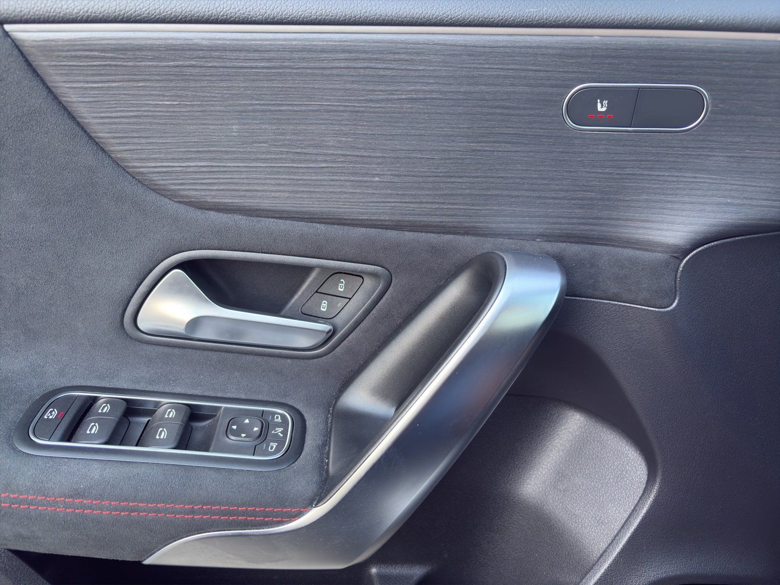 Fahrzeugabbildung Mercedes-Benz A 200 d AMG PANO Keyless DISTRONIC Multibeam