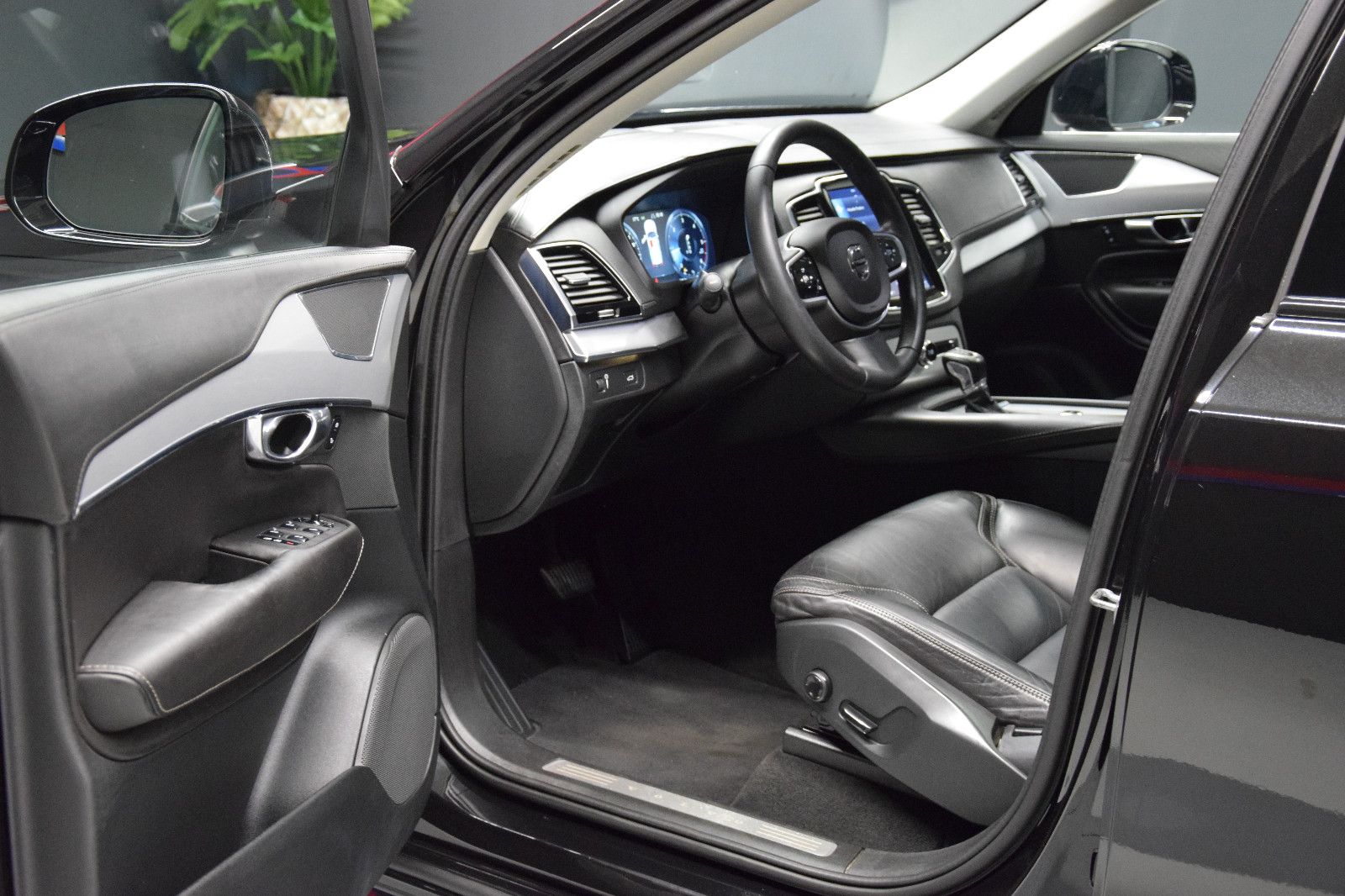 Fahrzeugabbildung Volvo XC 90 Momentum AWD ACC HUD PANO VZE Vollleder