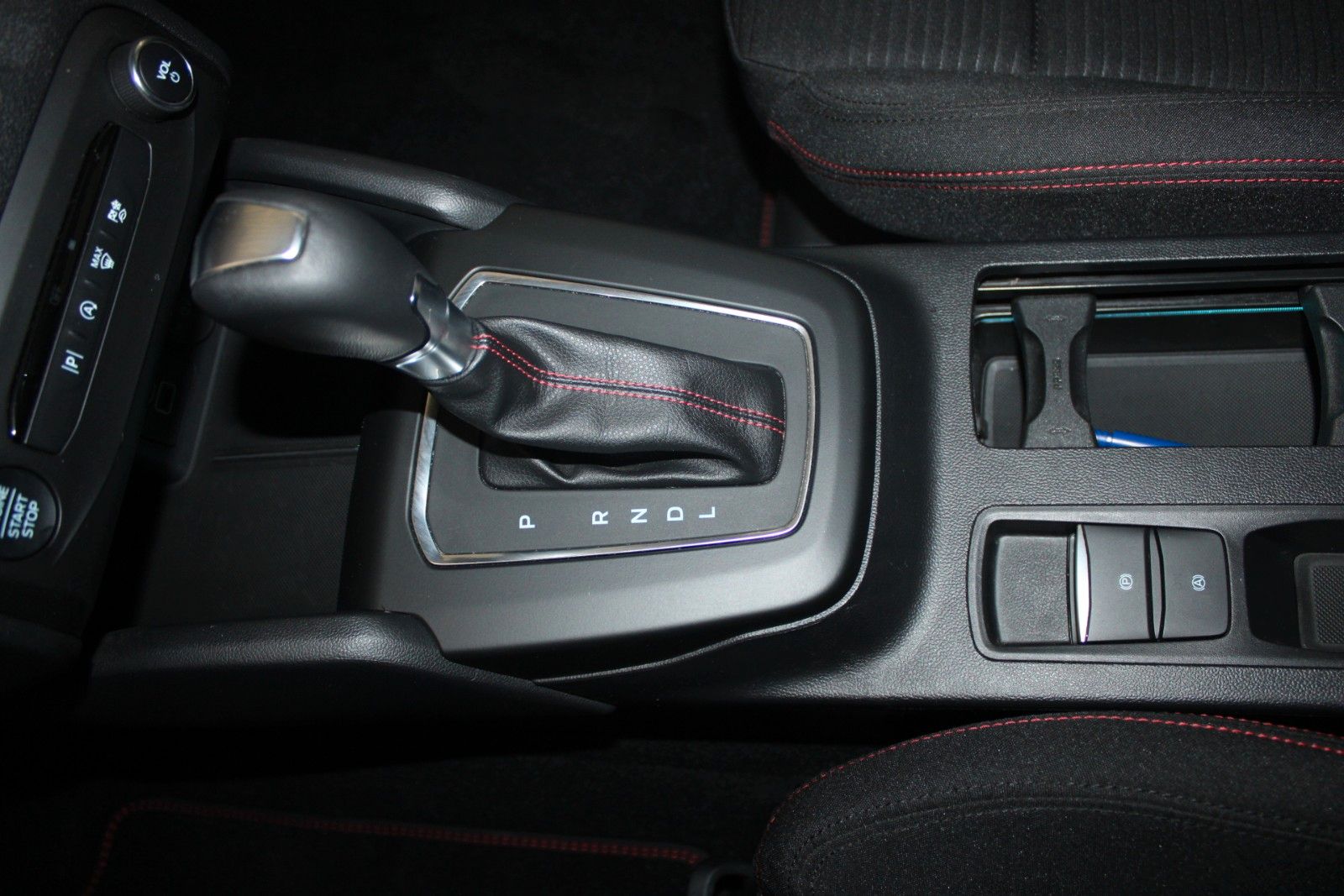 Fahrzeugabbildung Ford Focus ST-Line Aut. LED AHK ACC B&O WinterPak uvm