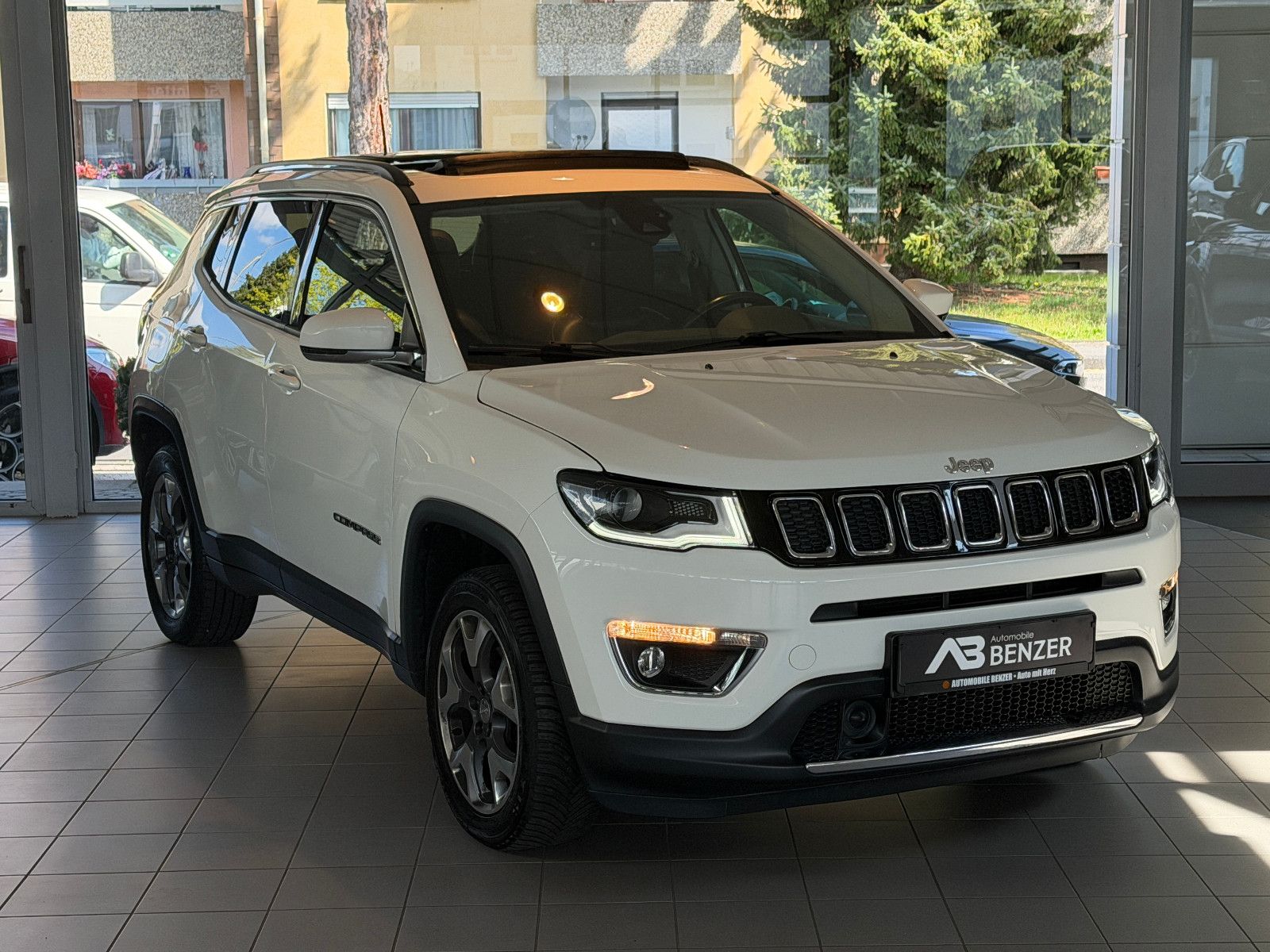 Fahrzeugabbildung Jeep Compass Limited 4WD /PANO/SHZ/L-HEIZ/PDC
