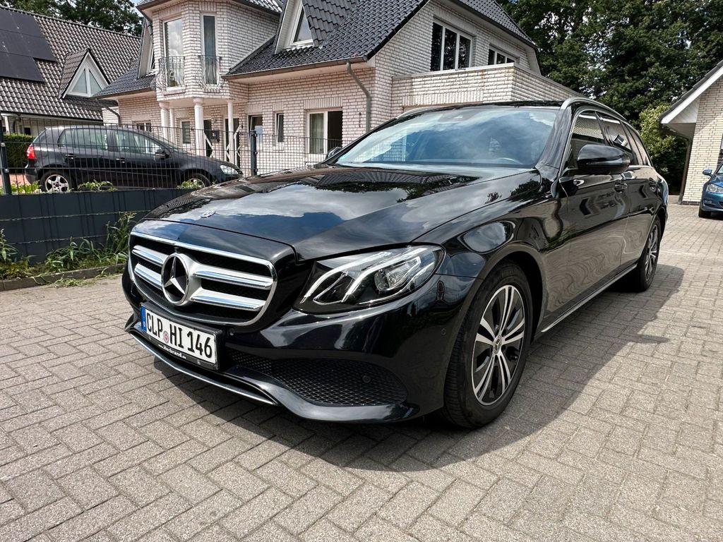 Image of Mercedes-Benz E 220