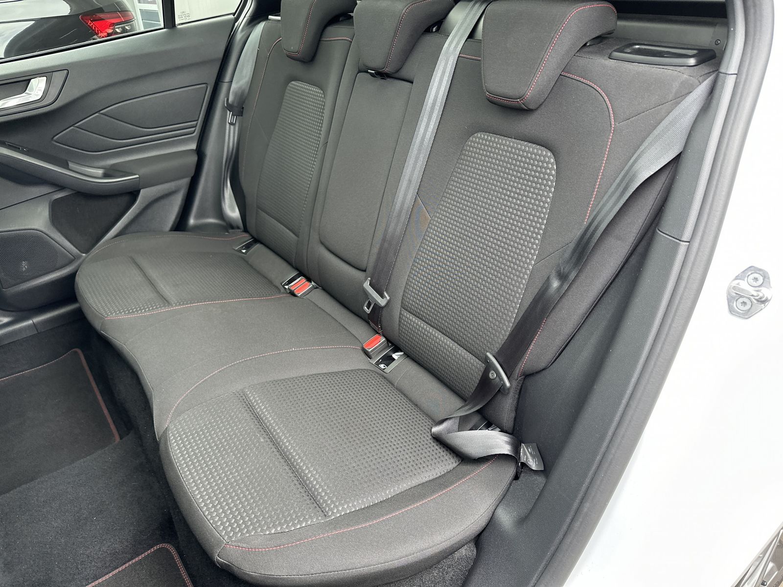 Fahrzeugabbildung Ford Focus Turnier 2.0 EB ST-Line X NAV+LED+PANO+KAM