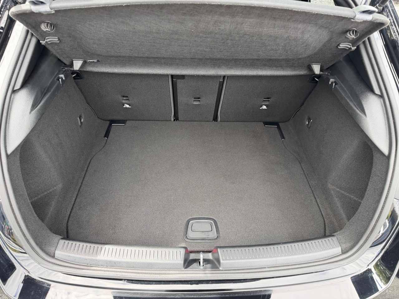 Fahrzeugabbildung Mercedes-Benz A 200 PANO+NIGHT+KEYLESS+LHZ+LED+CARPL+KAMERA+++