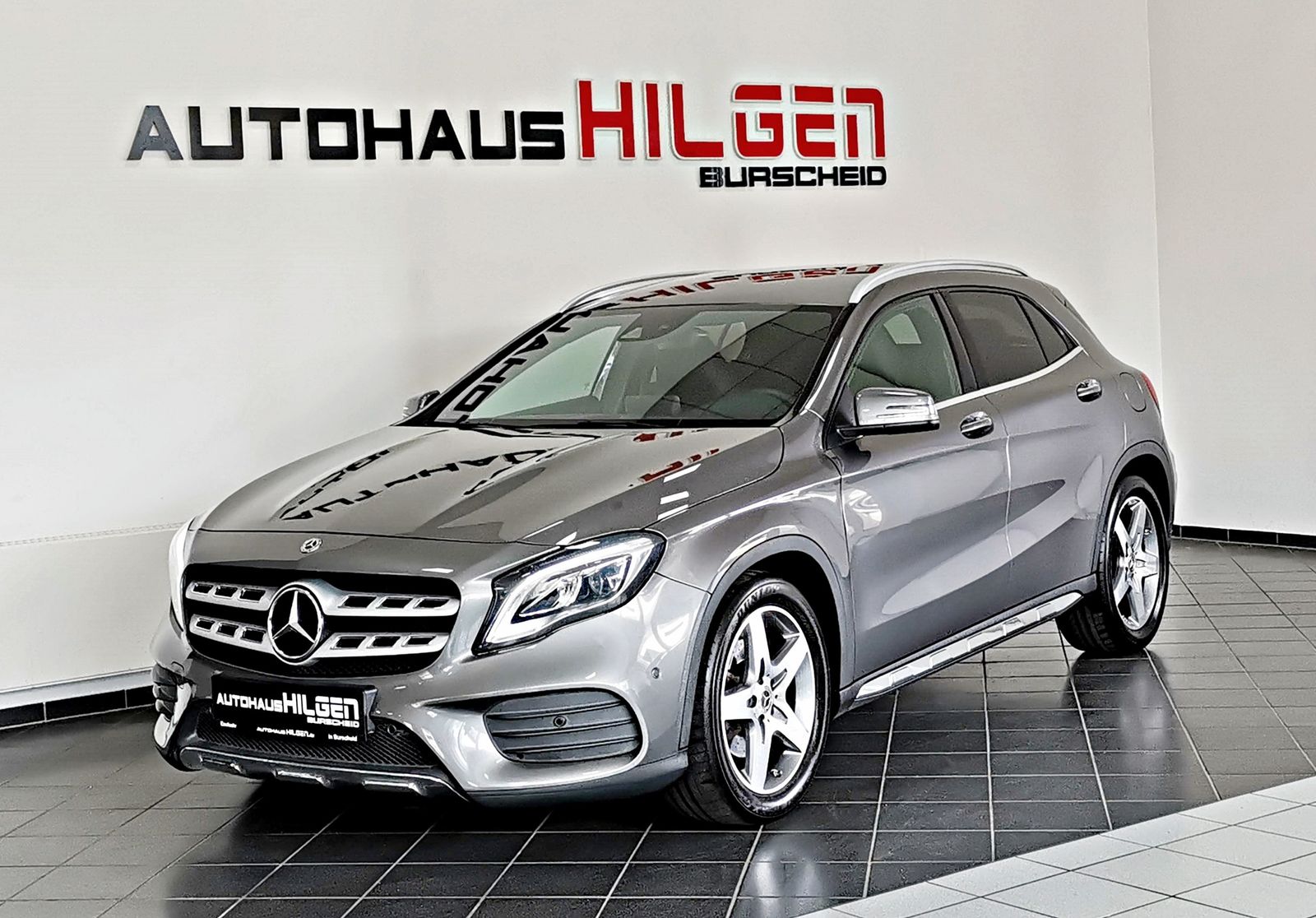 MERCEDES-BENZ GLA 250 AMG 4M 7-DCT*AHK*R.Kamera*Navi*SHZ*LED