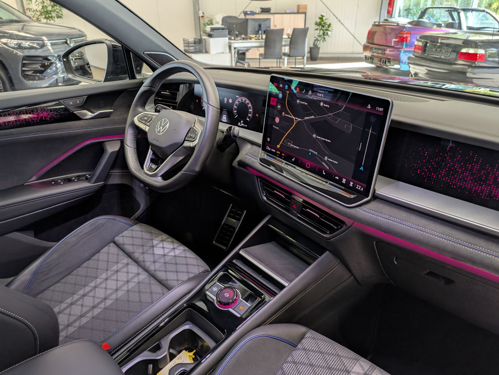 Fahrzeugabbildung Volkswagen Tayron 2.0 4M R-Line Launch Pano Matrix AHK 20"