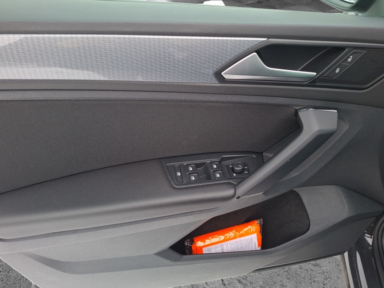 Fahrzeugabbildung Volkswagen Tiguan TDI Life DSG 4M Standhzg Matrix Navi AID