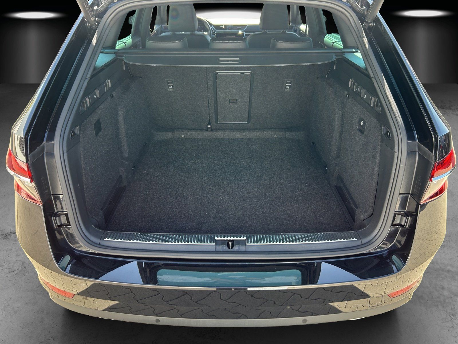 Fahrzeugabbildung SKODA Superb Combi 2.0 TDI L&K 4x4/ACC/360°CAM/VIRTUAL