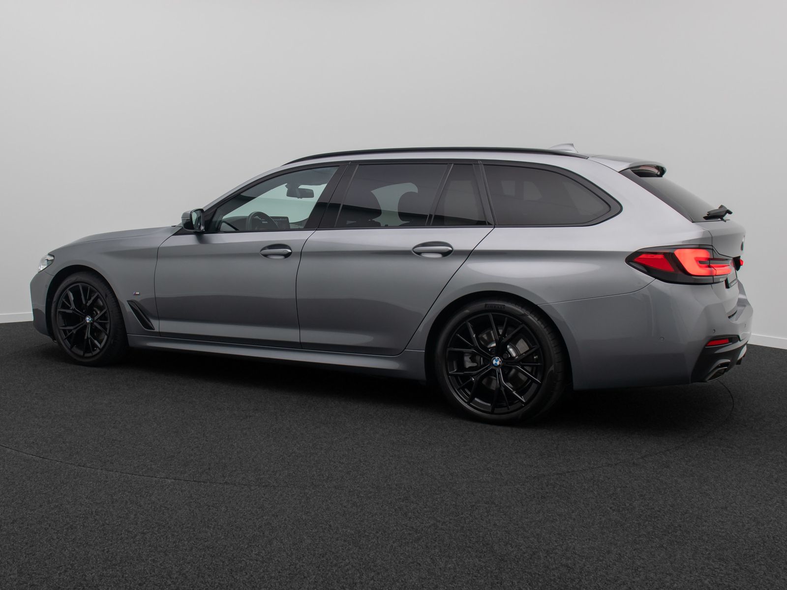 Fahrzeugabbildung BMW 520d xD M Sport HUD DAB Alarm H/K Kamera AHK 19"