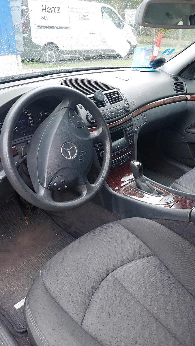 Mercedes-Benz 220 2004 — interior