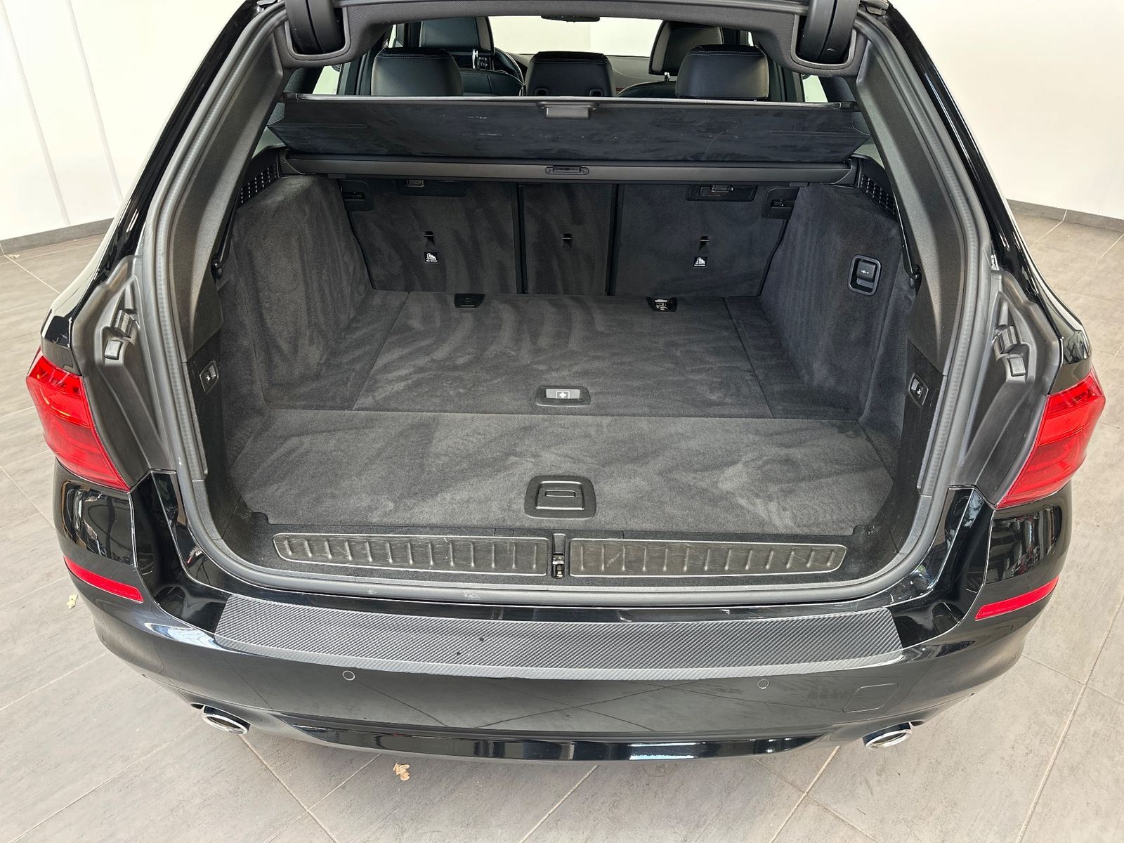Fahrzeugabbildung BMW 520d xDrive Touring NAV+LED+SHZ+HEAD-UP+ACC+H&K