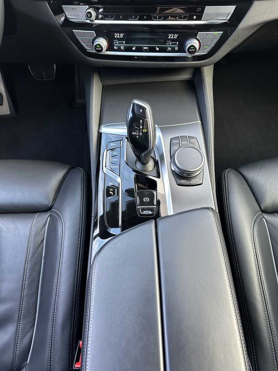 Fahrzeugabbildung BMW 530e Touring M-Sport NAV+LED+HEAD-UP+H&K+19ZOLL