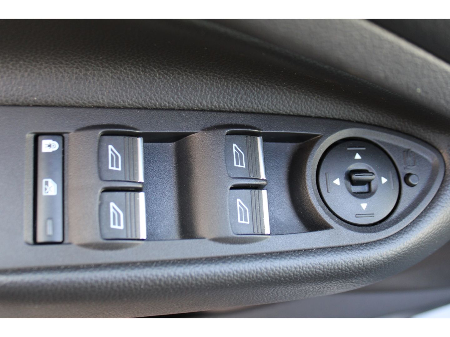 Fahrzeugabbildung Ford Kuga 1,5 EcoBoost ST-Line Bi Xenon GRA RFK AHK P