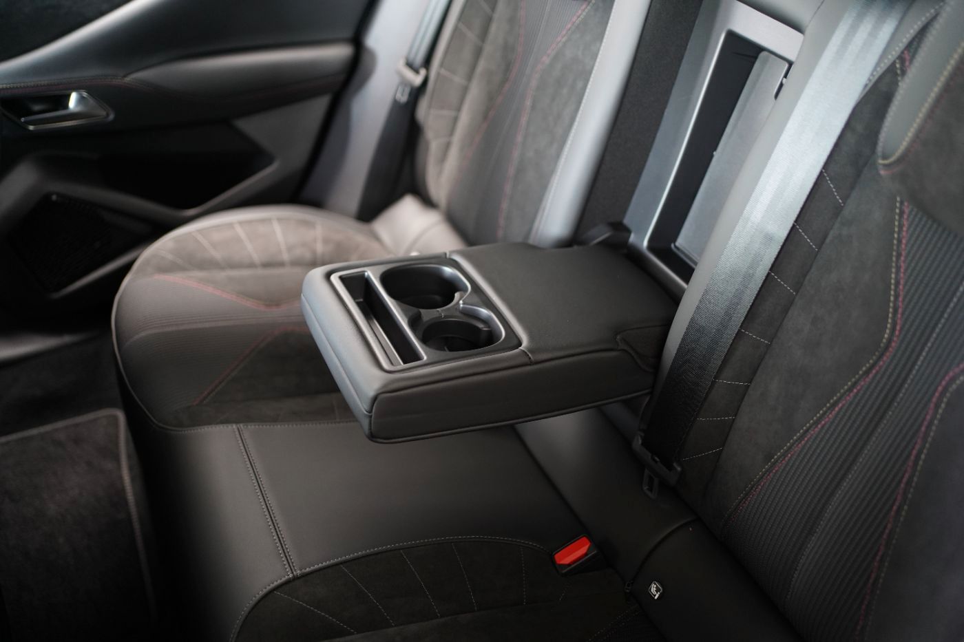 Fahrzeugabbildung DS Automobiles DS4 PureTech 130 EAT8 Performance Line+ Automati