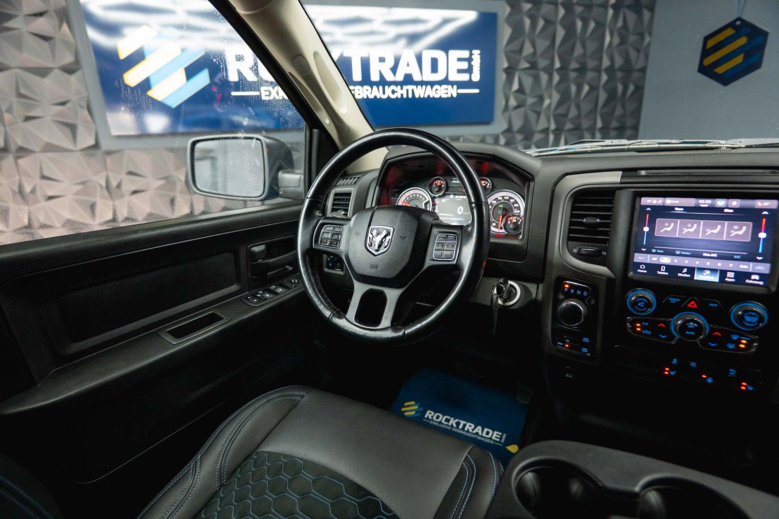 Fahrzeugabbildung Dodge RAM 5.7 V8 HEMI 4x4 OFFROAD Night-Paket *LED*