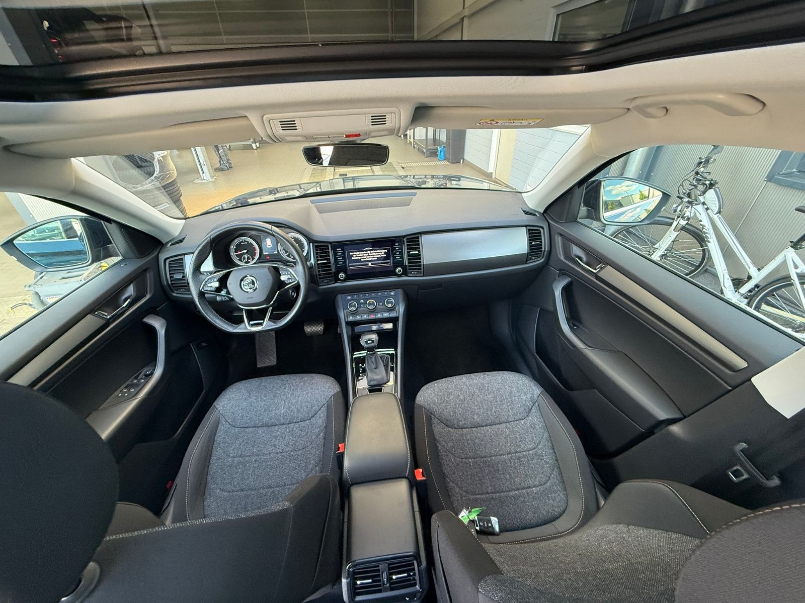 Fahrzeugabbildung SKODA Kodiaq Clever Navi,Sitzh.v+h,Alu,DSG,360°