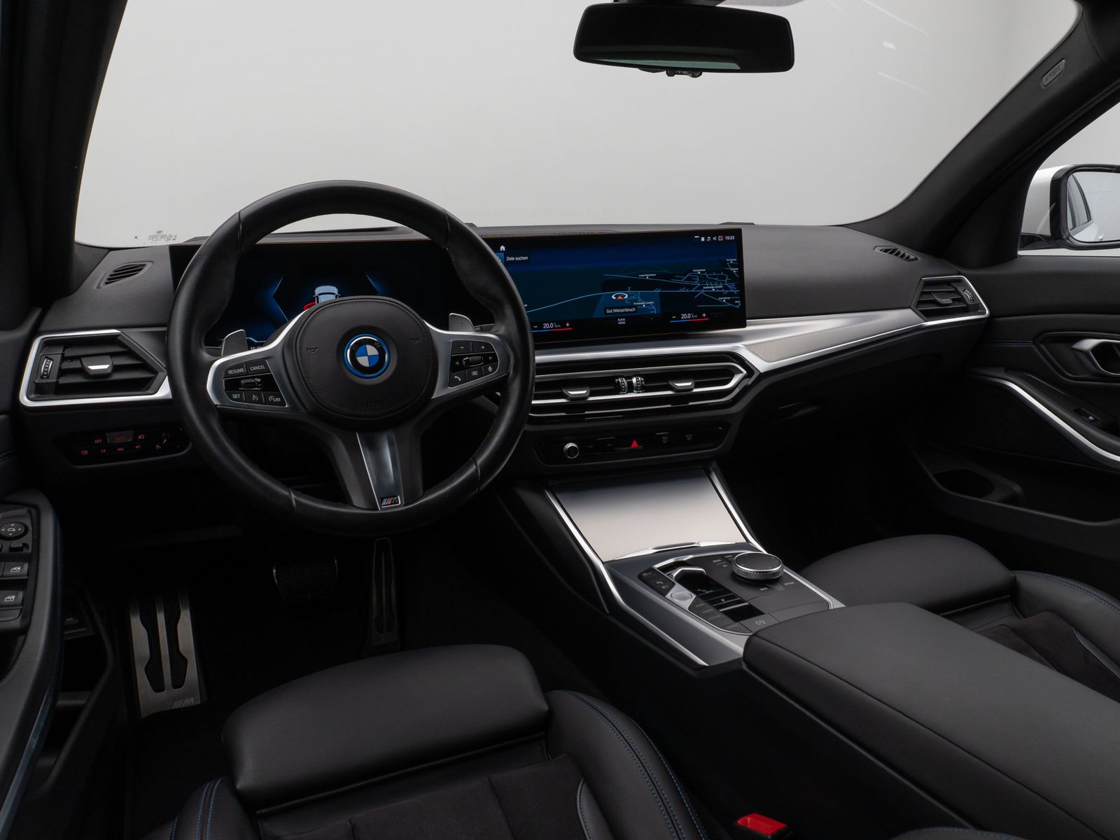 Fahrzeugabbildung BMW 330e M Sport Kamera DAB HUD Alarm Parkassistent