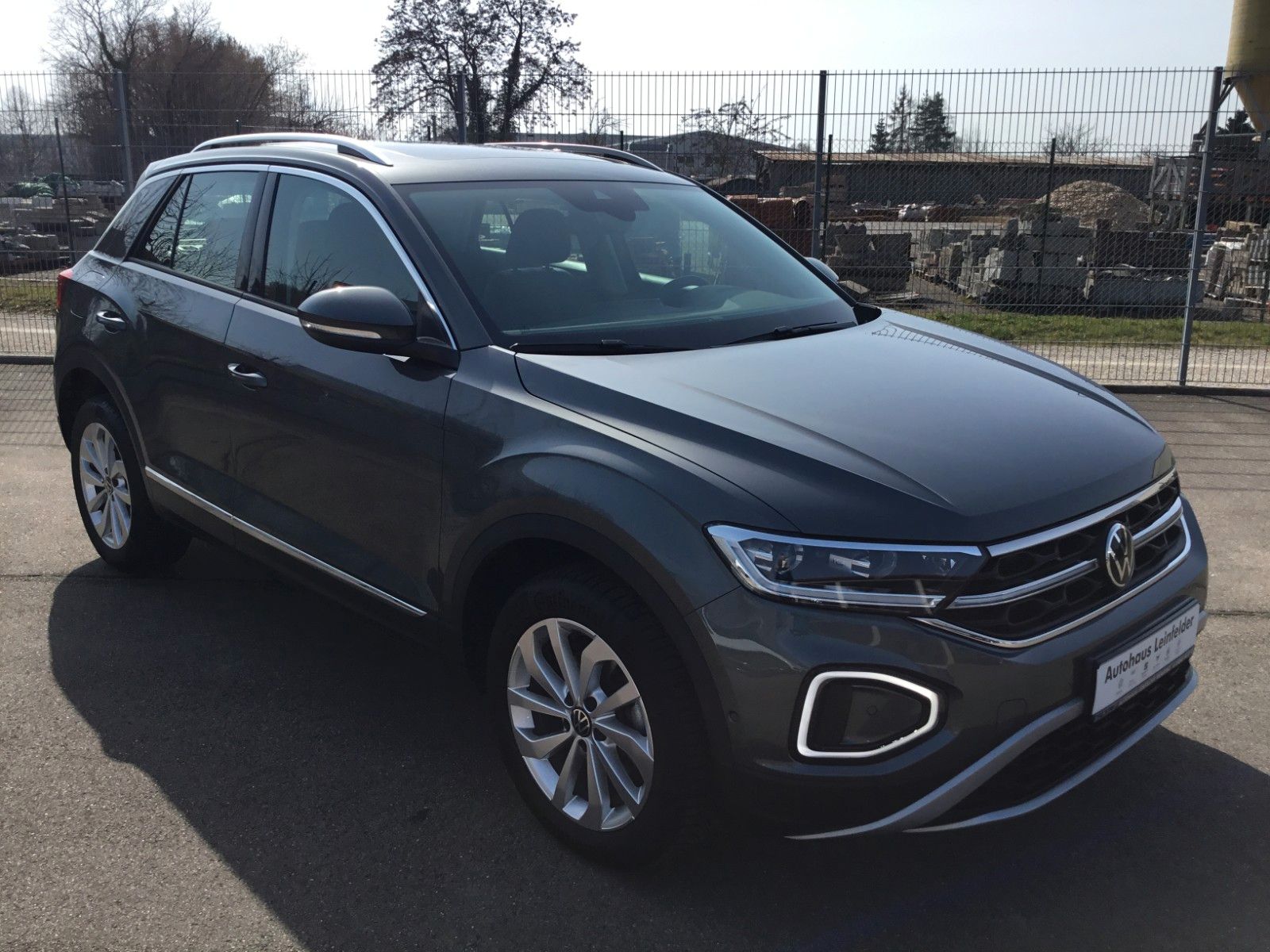 Fahrzeugabbildung Volkswagen T-Roc 1.5 TSI DSG Style+AHK+MatrixLED+ACC+Pano